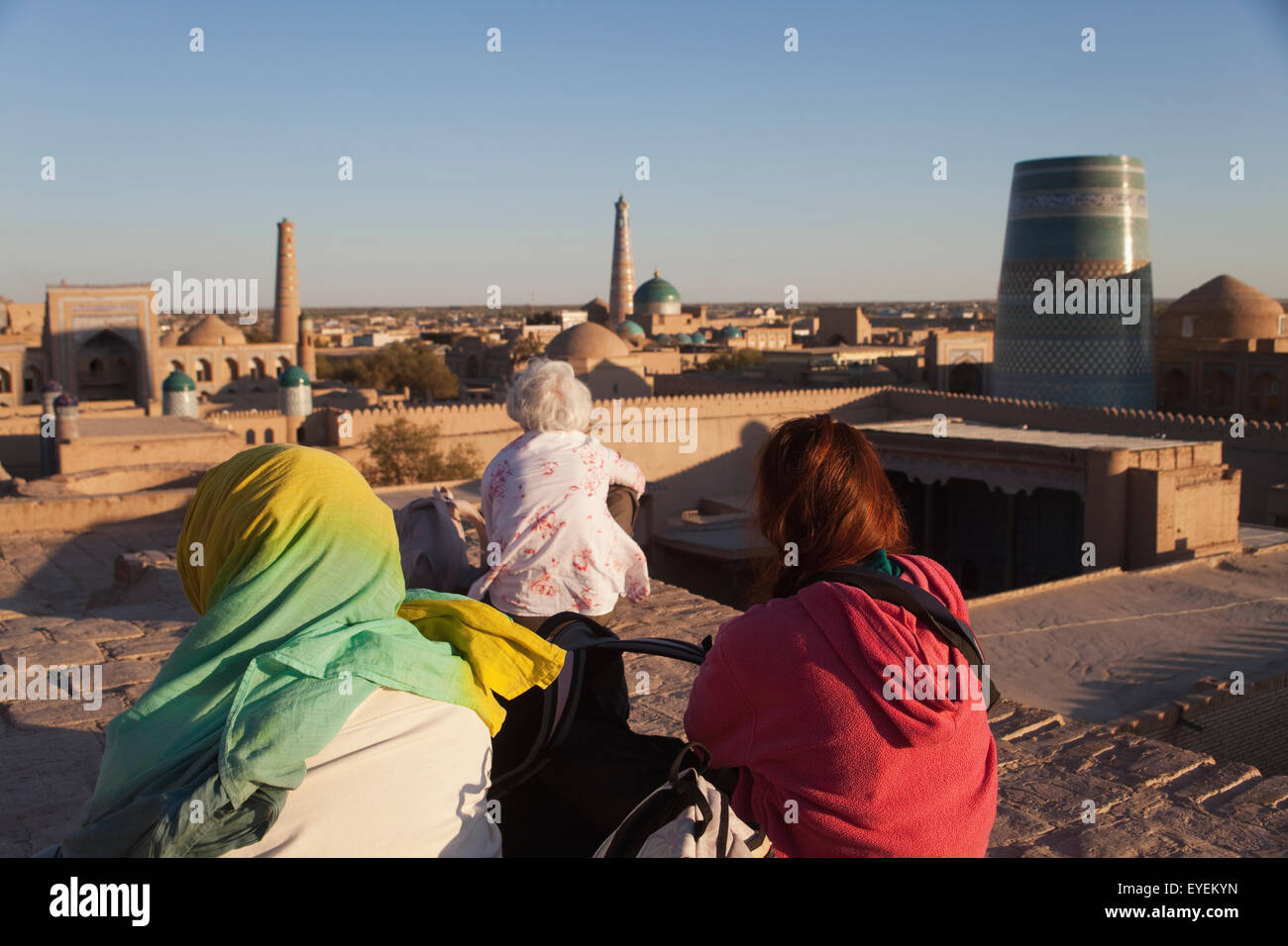 Vista dalle mura della città al tramonto, Ichan Kala Città Vecchia, Kizilkum desert; Khiva, regione Khwarezm, Uzbekistan Foto Stock