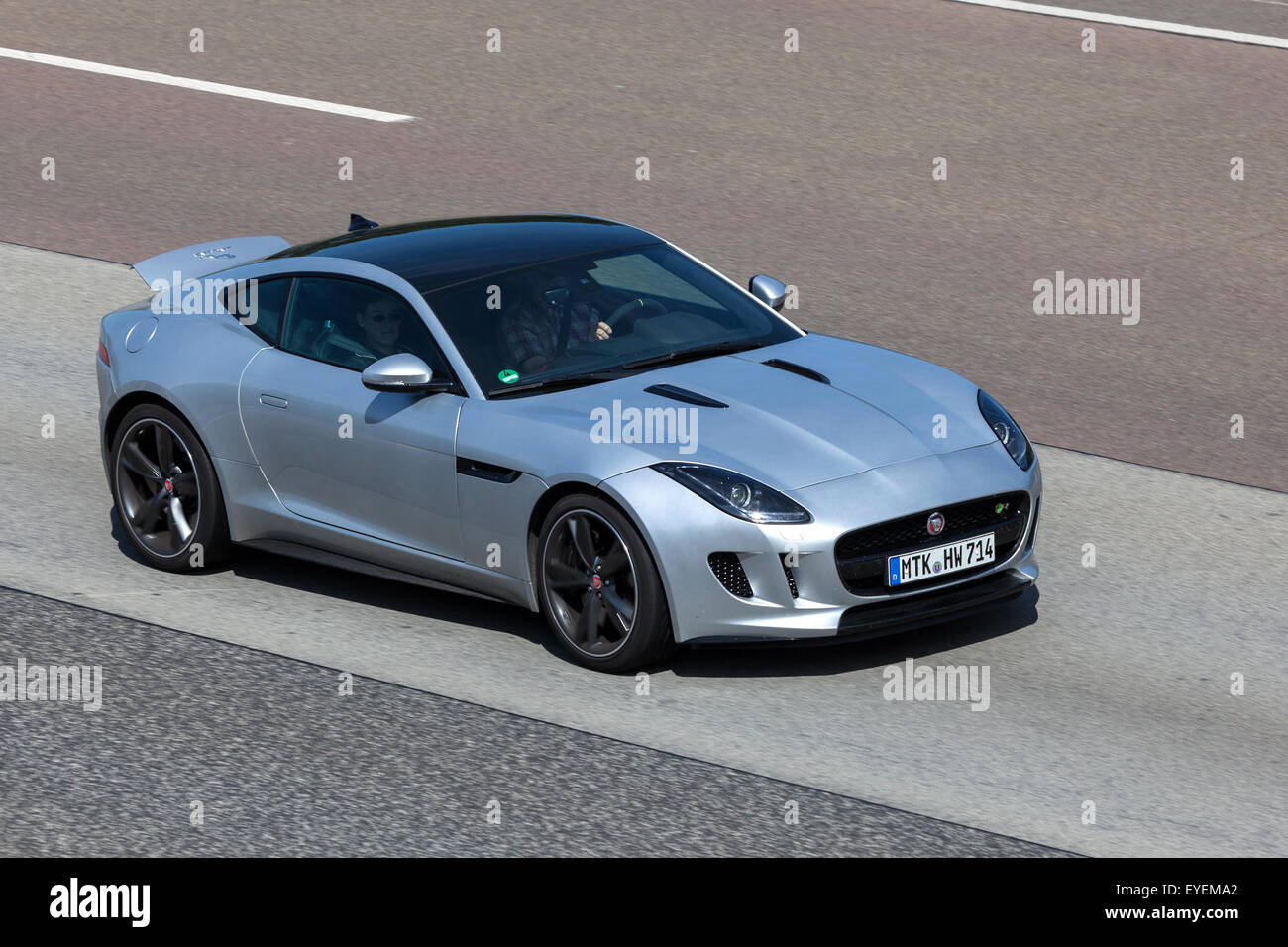Jaguar F-Type Coupe movimento veloce sulla autostrada A5 nei pressi di Francoforte. Luglio 26, 2015 a Francoforte sul Meno, Germania Foto Stock