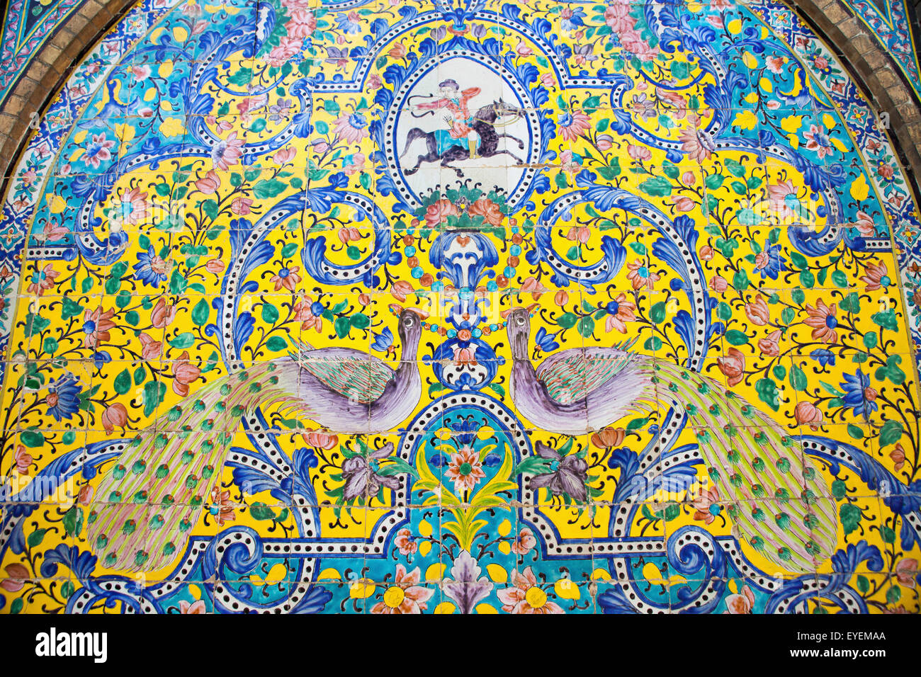 Tilework della scena di caccia e pavoni, Golestan Palace; Tehran, Iran Foto Stock