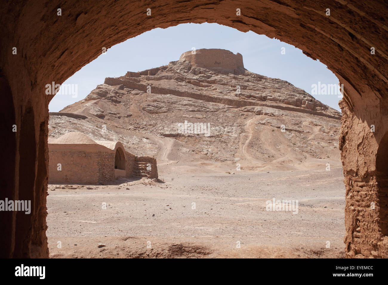 Torre zoroastriana di silenzio (Dakhmeh); Yazd, Iran Foto Stock