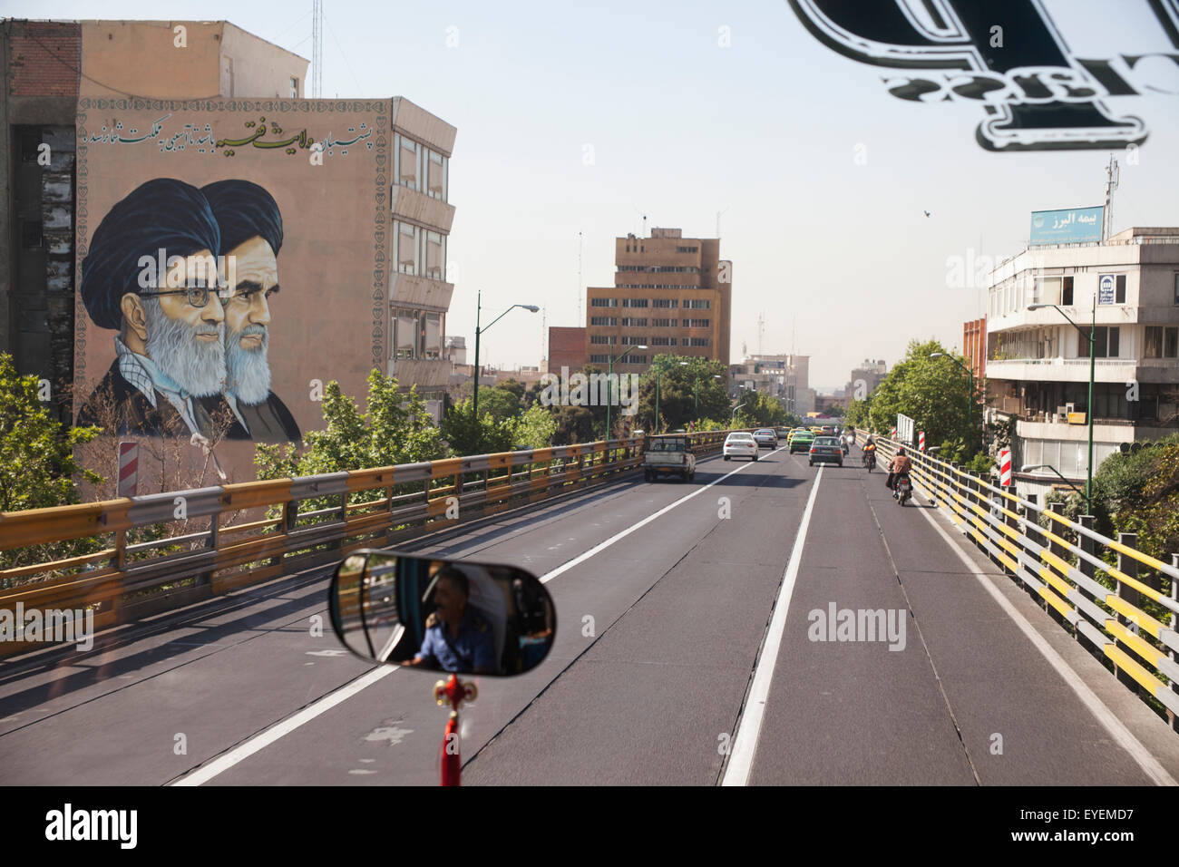 Ritratti di parete del leader supremo Ayatollah Ali Khamenei e l'Ayatollah Khomeini, accanto alla superstrada centrale di Tehran; Tehran, Iran Foto Stock