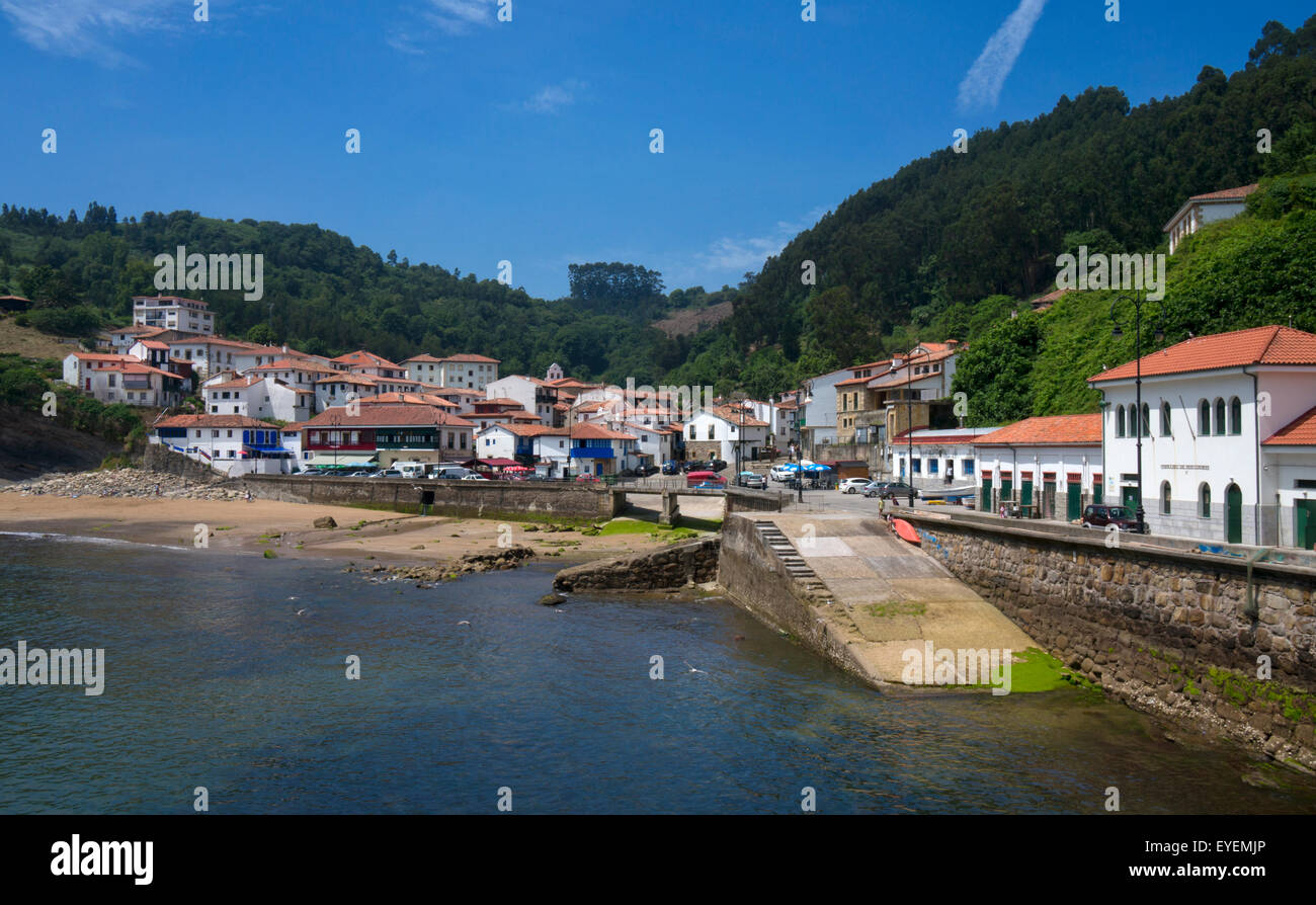 Villaggio sul Mare di Tazones,Asturias,Spagna settentrionale Foto Stock