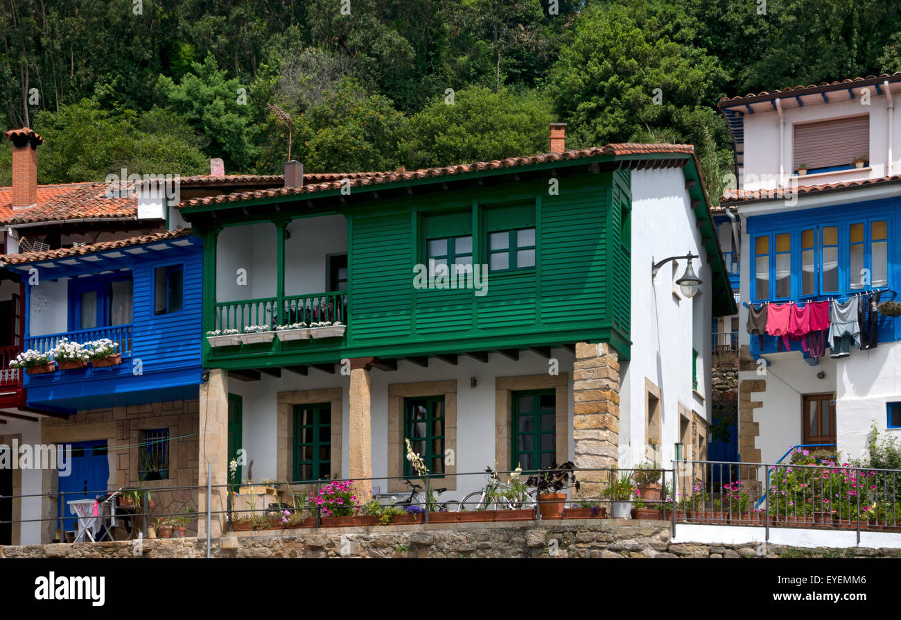 Villaggio sul Mare di Tazones,Asturias,Spagna settentrionale Foto Stock