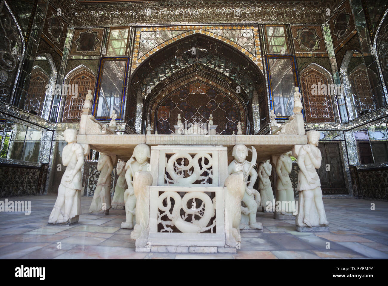 Il Trono di marmo veranda (Iwan-e Takht-e Marmar), Golestan Palace; Tehran, Iran Foto Stock