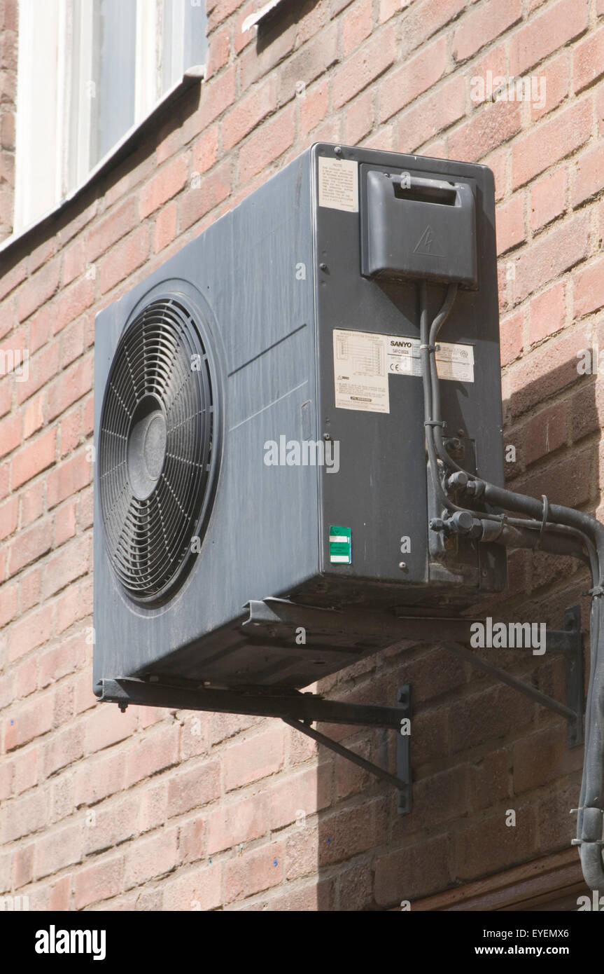 Montato a parete AC con aria condizionata aria condizionata airconconditioning unità unità aria condizionata climatizzata ufficio tecnico uffici en Foto Stock