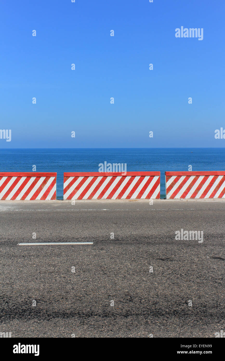 Strada vuota con panorama dell'oceano e cielo blu chiaro Foto Stock