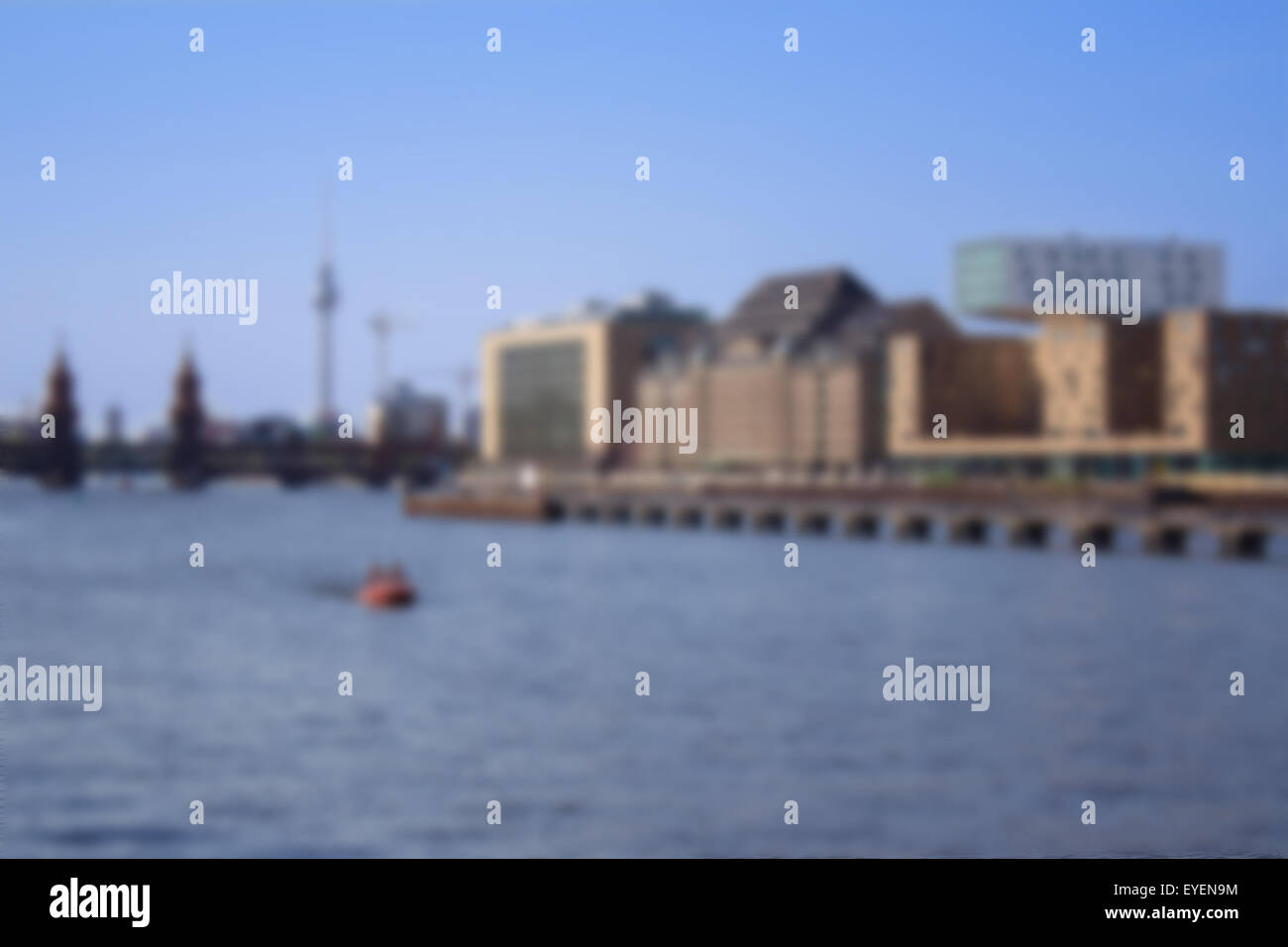 Lo skyline di berlino sfocato s- fiume Spree, barca, la torre della TV e ponte oberbaum Foto Stock