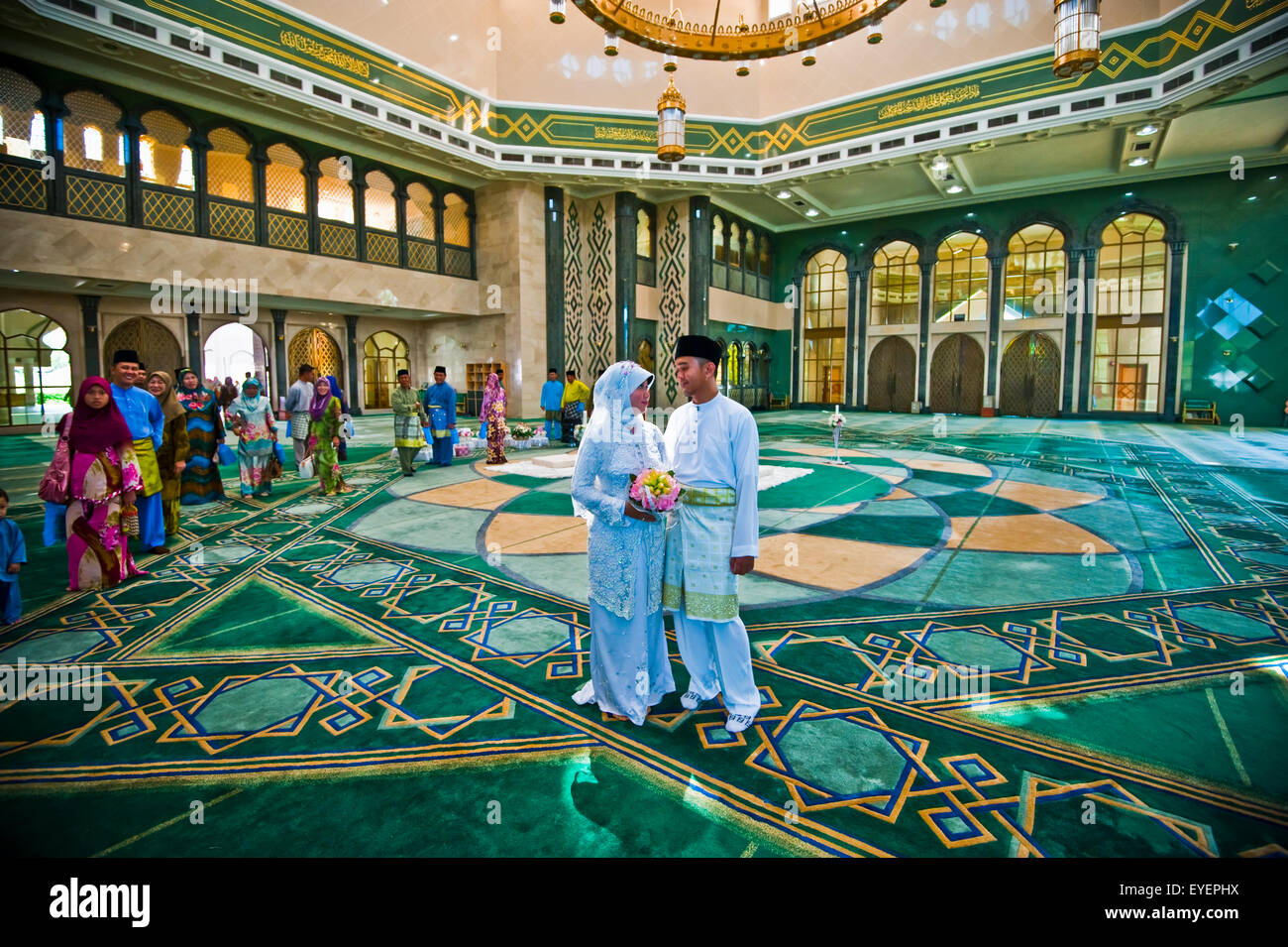 Matrimonio all'interno di Jame'ASR Hassanil Bolkiah moschea; Bandar Seri Begawan, Brunei Foto Stock