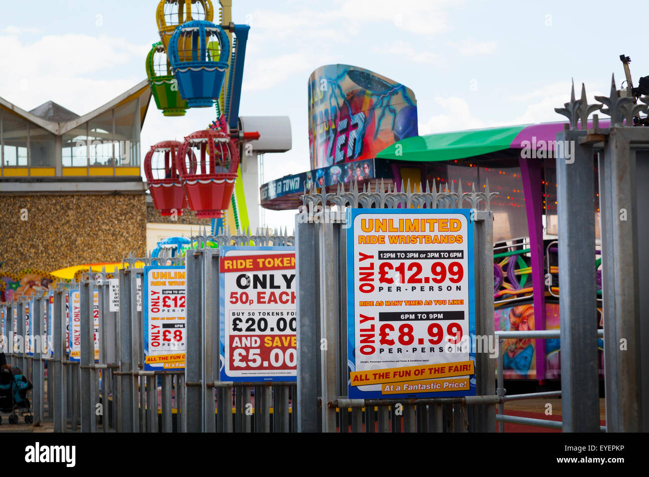 Fairground Ride prezzi per braccialetti segni Foto Stock