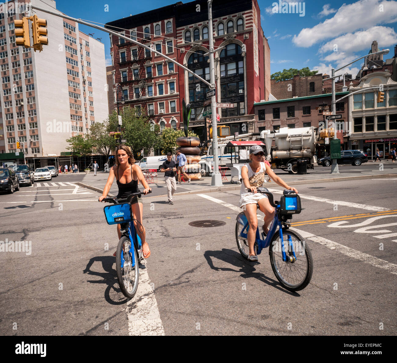 I turisti su Citibikes nel Greenwich Village di New York il mercoledì 22 luglio, 2015. (© Richard B. Levine) Foto Stock