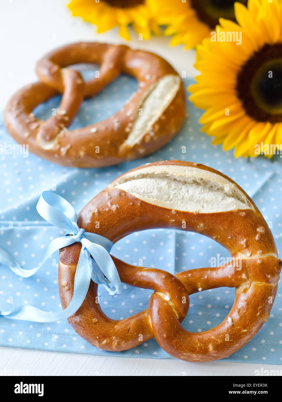 Pretzel sulla tovaglia blu, tedesco tradizionale pane, oktoberfest Foto  stock - Alamy