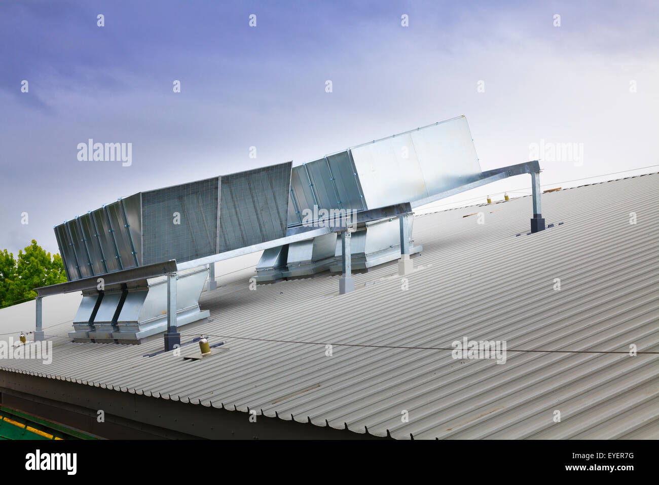 Unità di trattamento aria su edificio industriale tetto Foto Stock