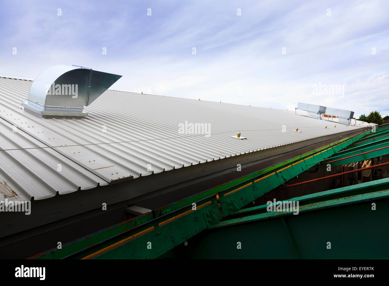 Estratto del tetto unità su edificio industriale tetto Foto Stock