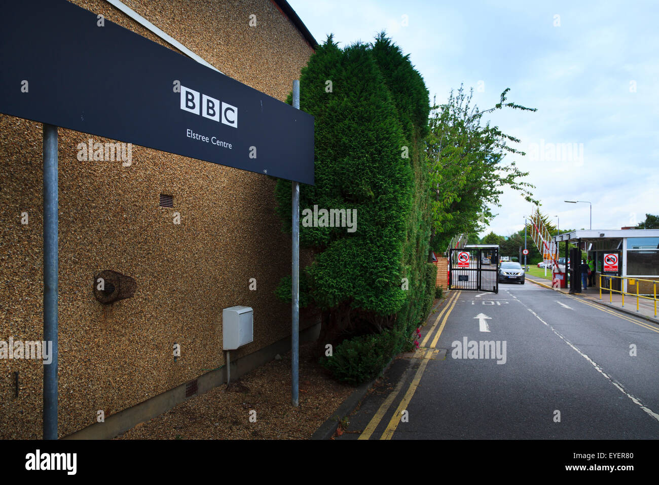 BBC Elstree Studios ingresso e firmare Foto Stock