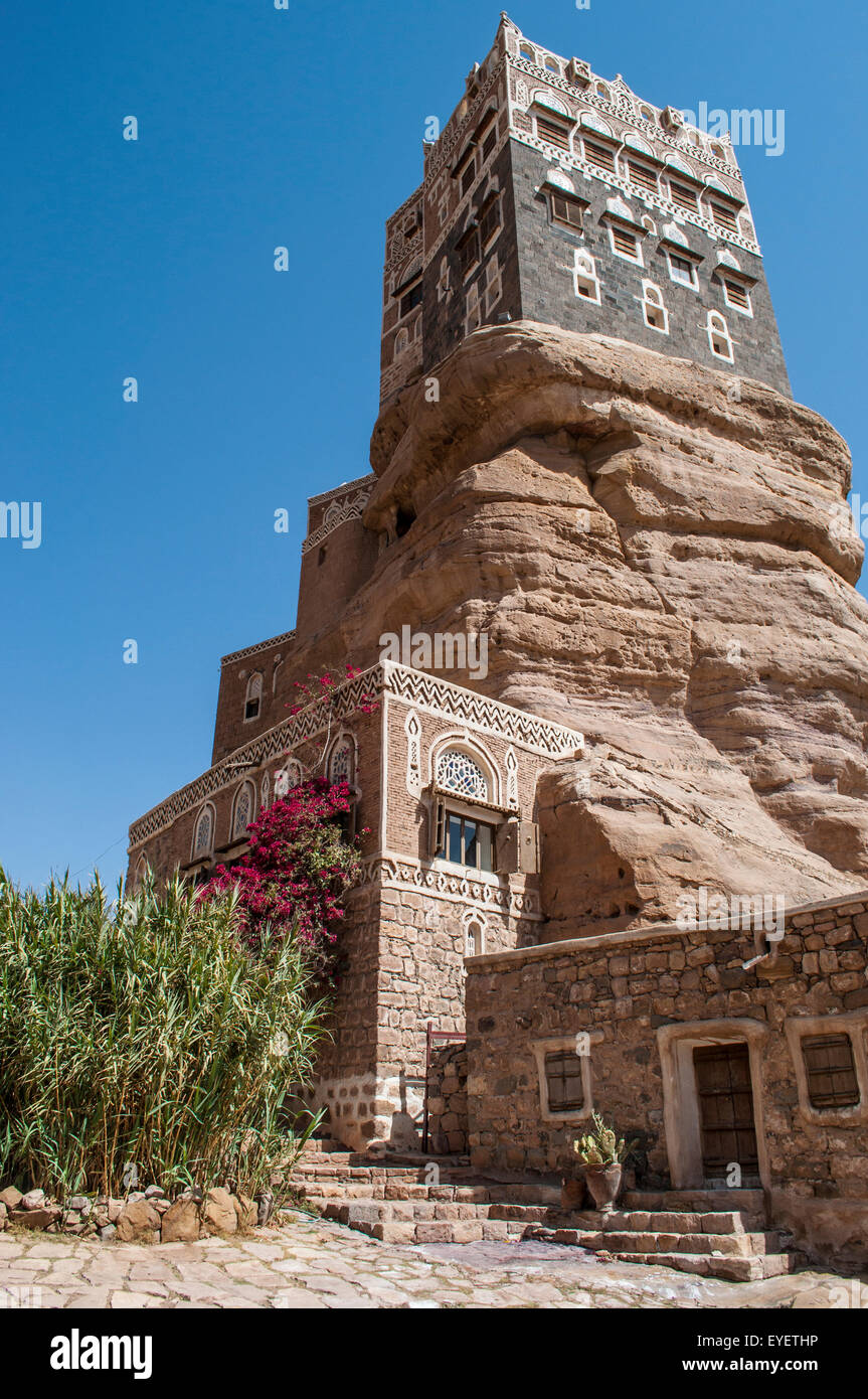 Vista del palazzo fortificato costruito sulla roccia: Dar al-Hajar luogo di interesse per la Repubblica dello Yemen Foto Stock