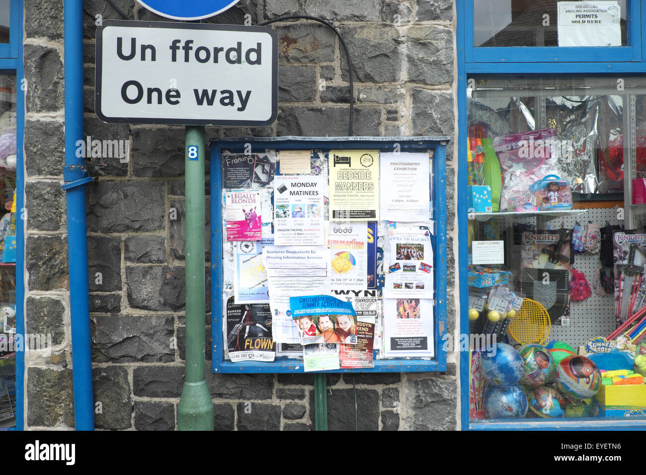 Dolgellau Galles avviso pubblico scheda con inserzioni locale nel centro della città Foto Stock