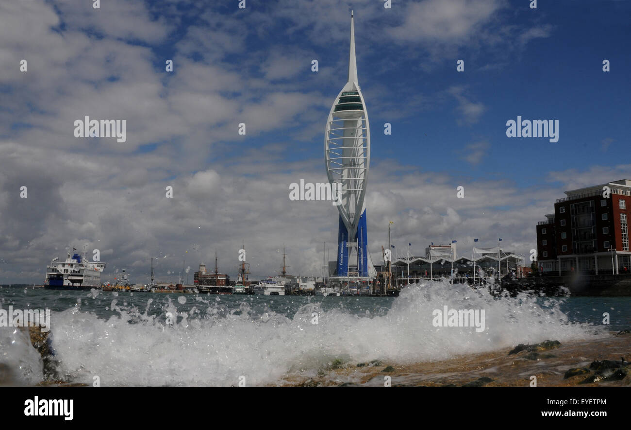 Mike Walker Foto Emirates Tower…1 il dipinto recentemente Spinnaker Tower ora noto come la Emirates Spinnaker Tower ora noto come Foto Stock