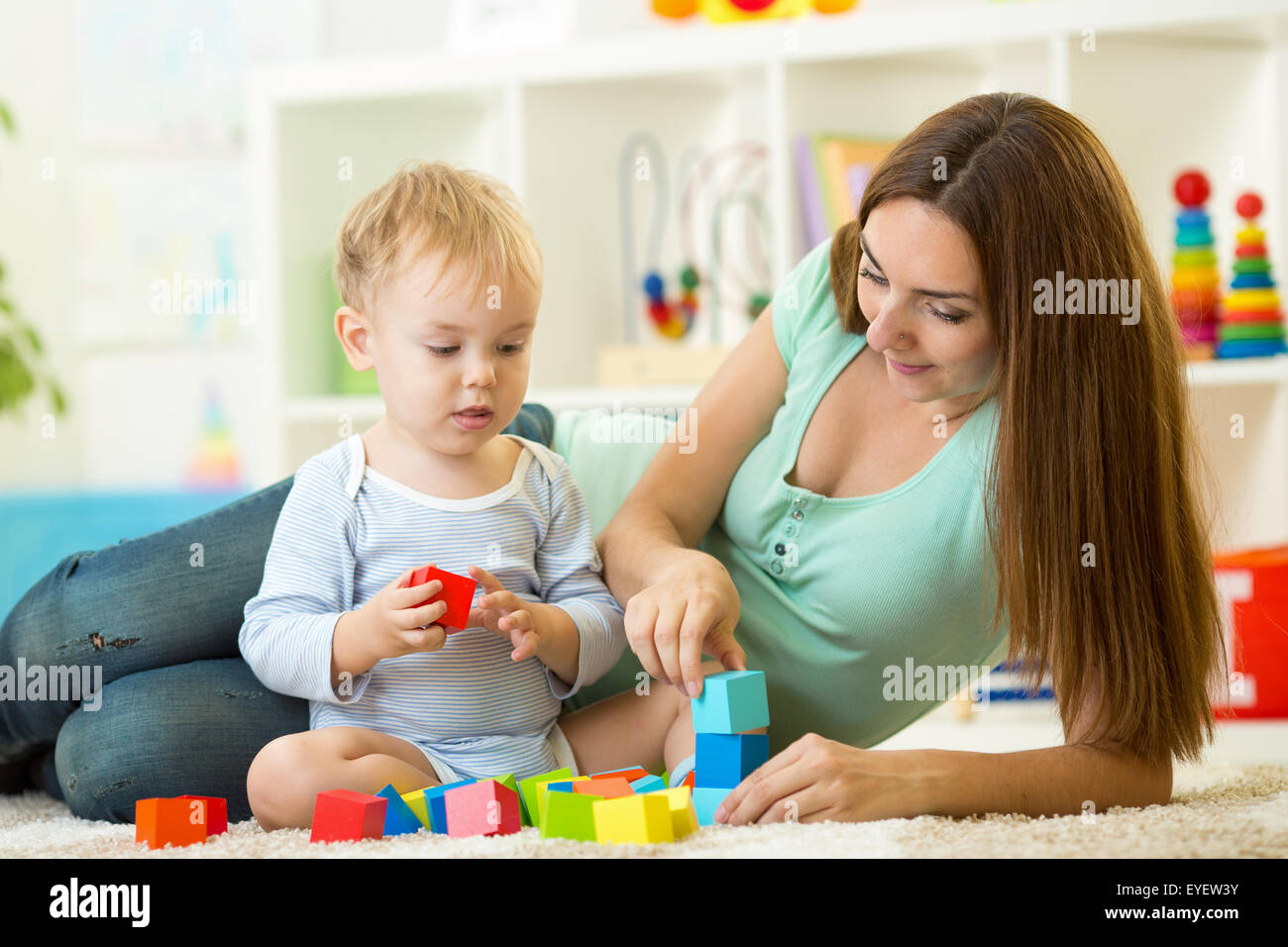 La mamma con suo Figlio bambino giocare insieme Foto Stock