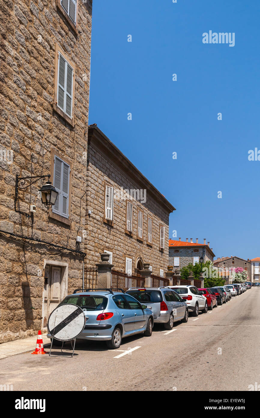 Street View di automobili parcheggiate. Sartène, Corsica, Francia Foto Stock