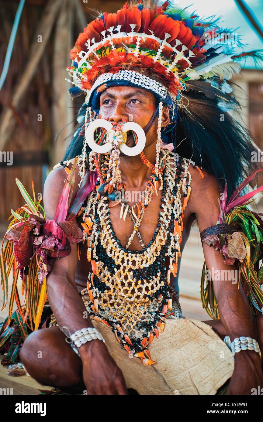 Sing-Sing performer at Milne Bay Festival di canoa; Tufi, Milne Bay, provincia di Papua Nuova Guinea Foto Stock
