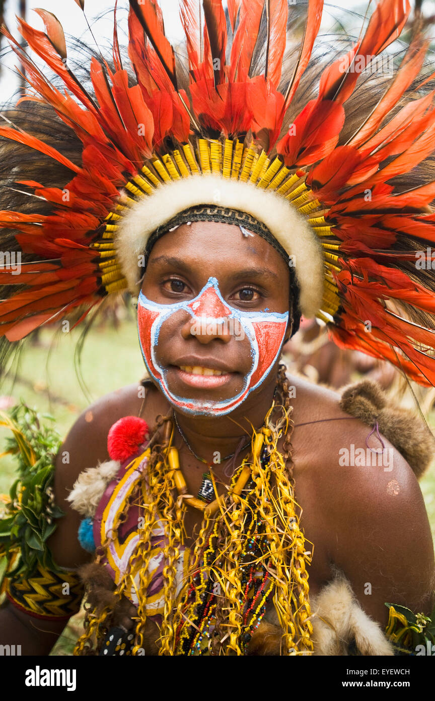 Attore indossando il costume tradizionale al Gokoka Show; altipiani orientali, Papua Nuova Guinea Foto Stock