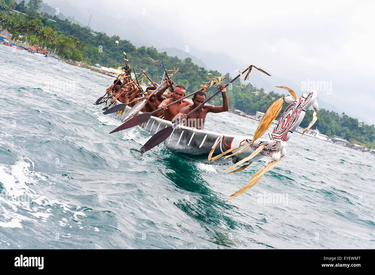 I partecipanti nella gara di canoa a Milne Bay Festival di canoa; Alotau, Milne Bay, Papua Nuova Guinea Foto Stock