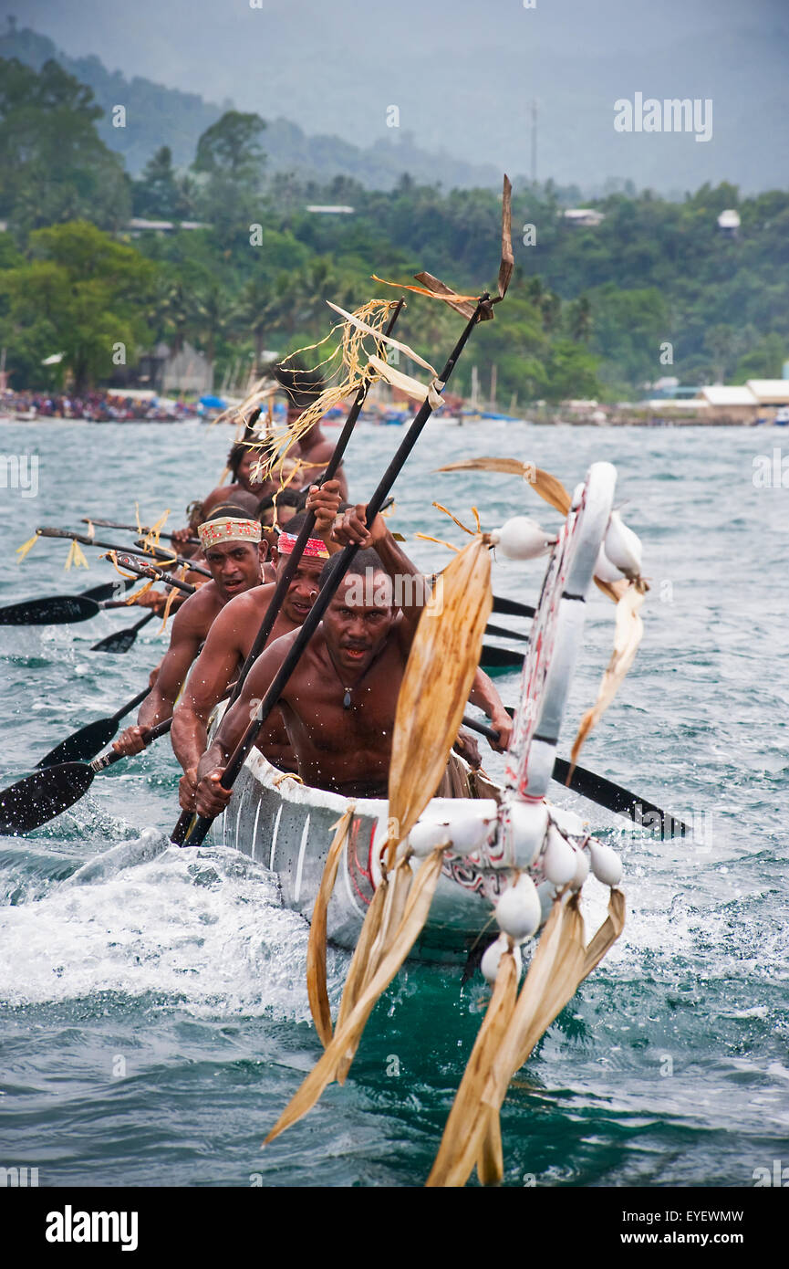 I partecipanti nella gara di canoa a Milne Bay Festival di canoa; Alotau, Milne Bay, Papua Nuova Guinea Foto Stock