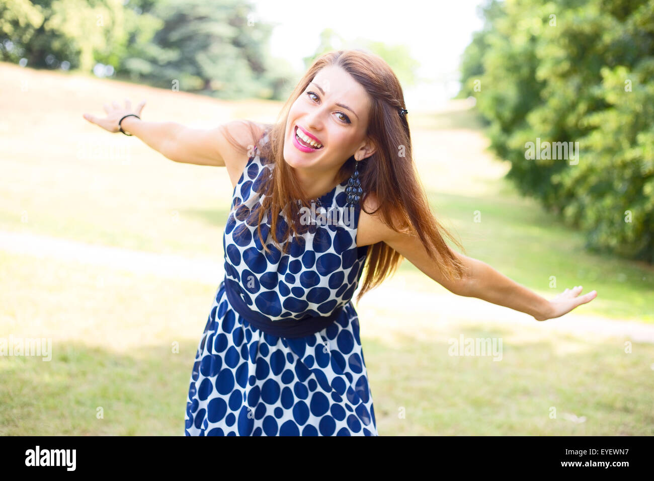 Giovane donna che si gode nel parco Foto Stock