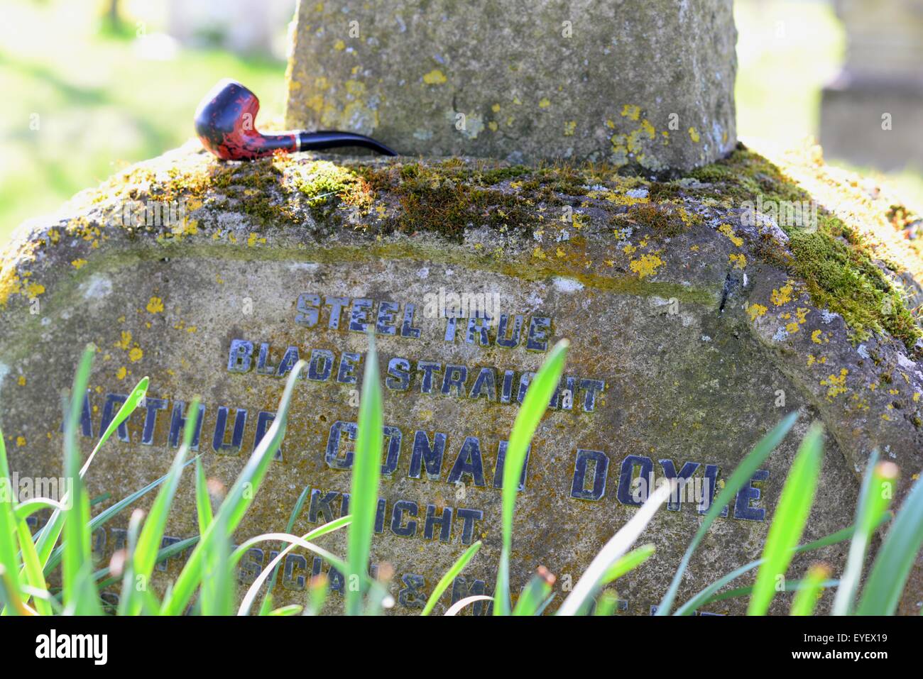 La tomba dello scrittore Sir Arthur Conan Doyle con Pipe, Minstead, Hampshire, Regno Unito Foto Stock