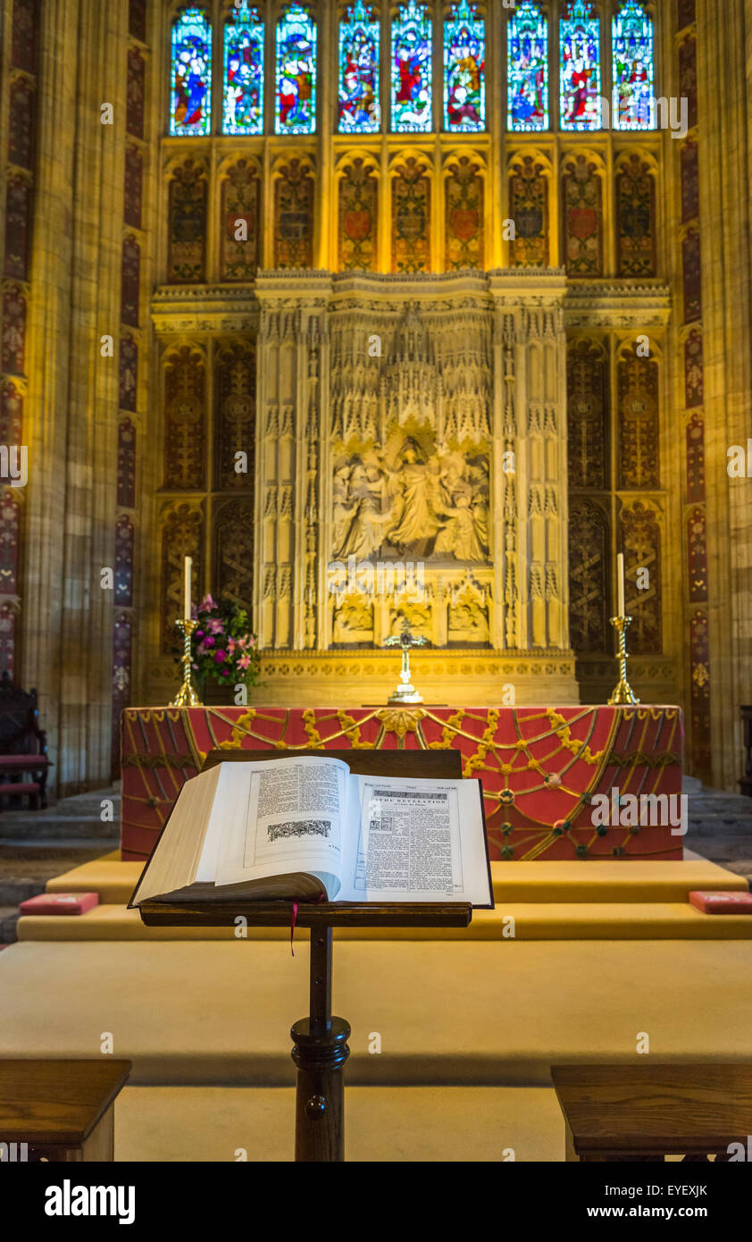 La Sacra Bibbia su un leggio aperto a libro della rivelazione di fronte all'altare in Sherborne Abbey e Sherborne, Dorset, Regno Unito Foto Stock