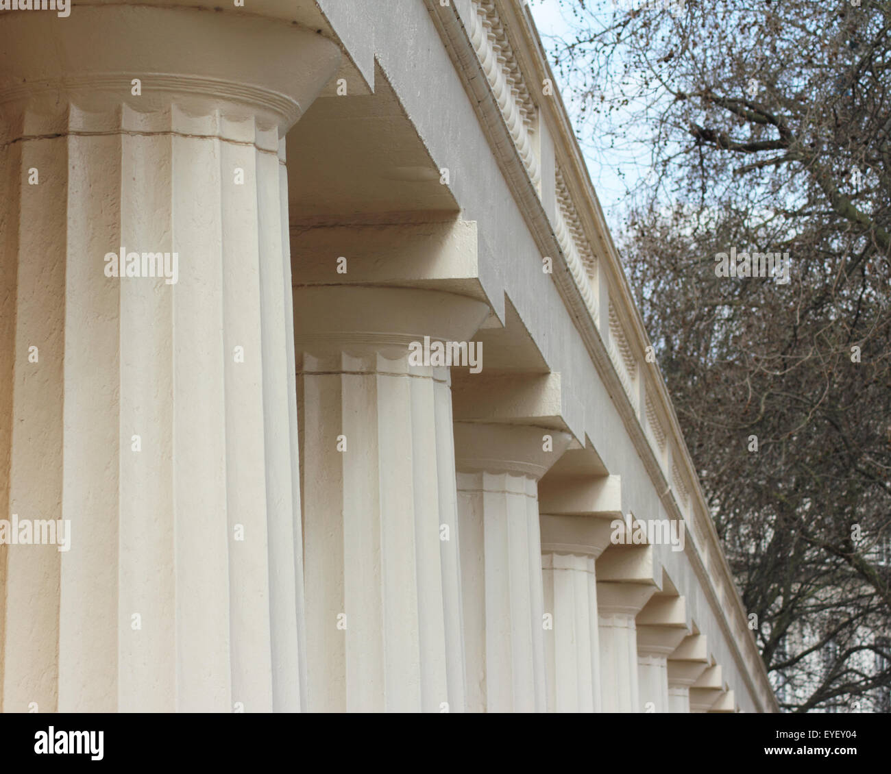 Colonnato dorico, Carlton House Terrace, il Mall, Londra, Inghilterra, Regno Unito. Foto Stock