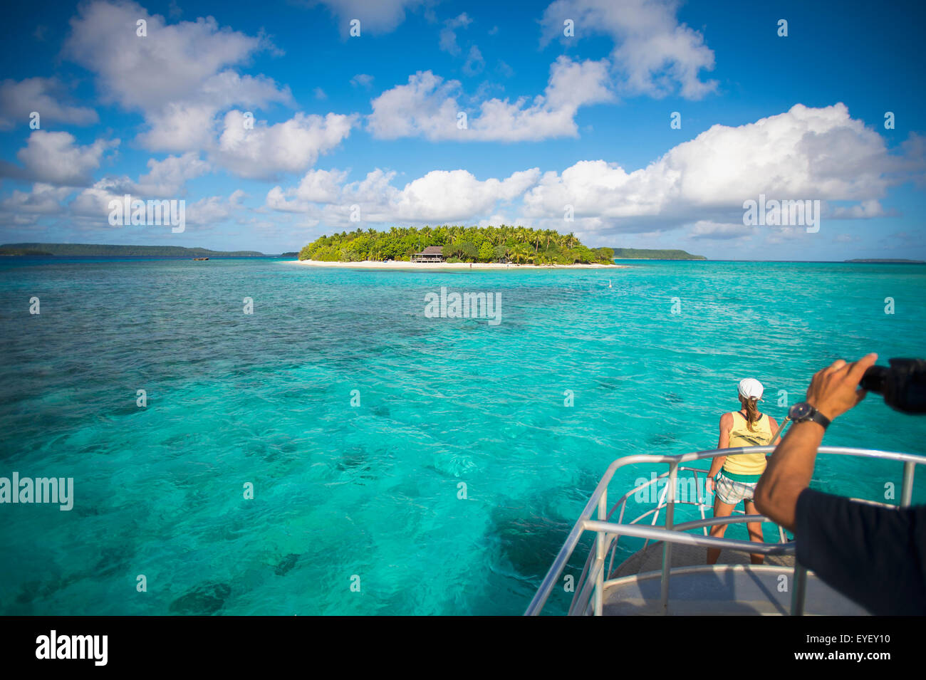 Vista turisti Mounu Island da una barca; Vavau, Tonga Foto Stock