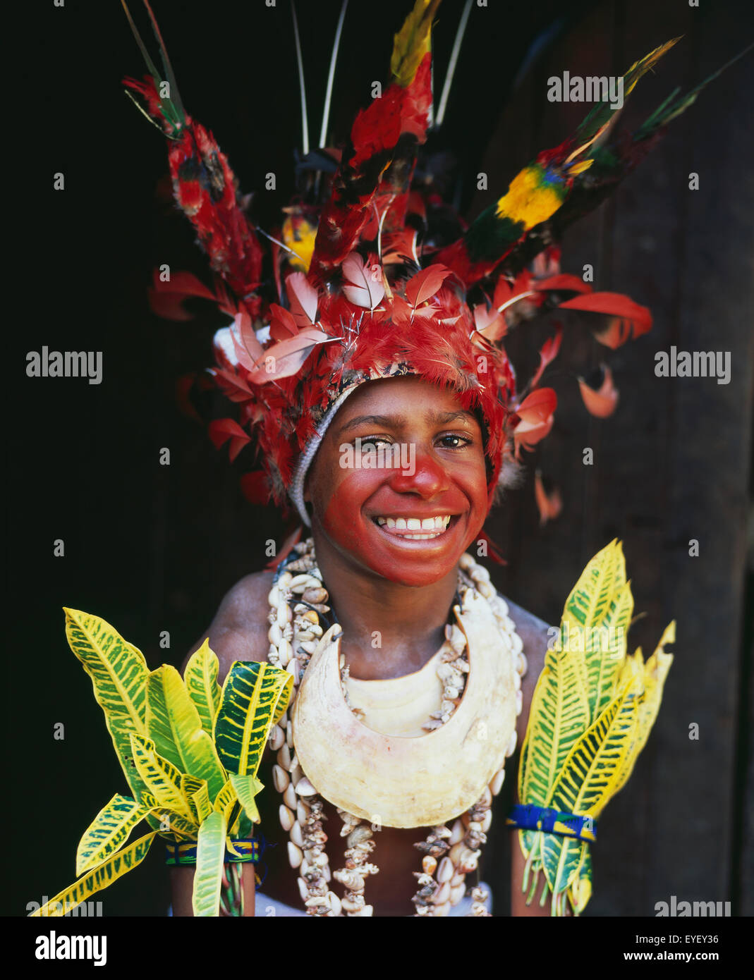 Giovane ragazza highland in abito tradizionale a Goroka Show; Goroka, Papua Nuova Guinea Foto Stock