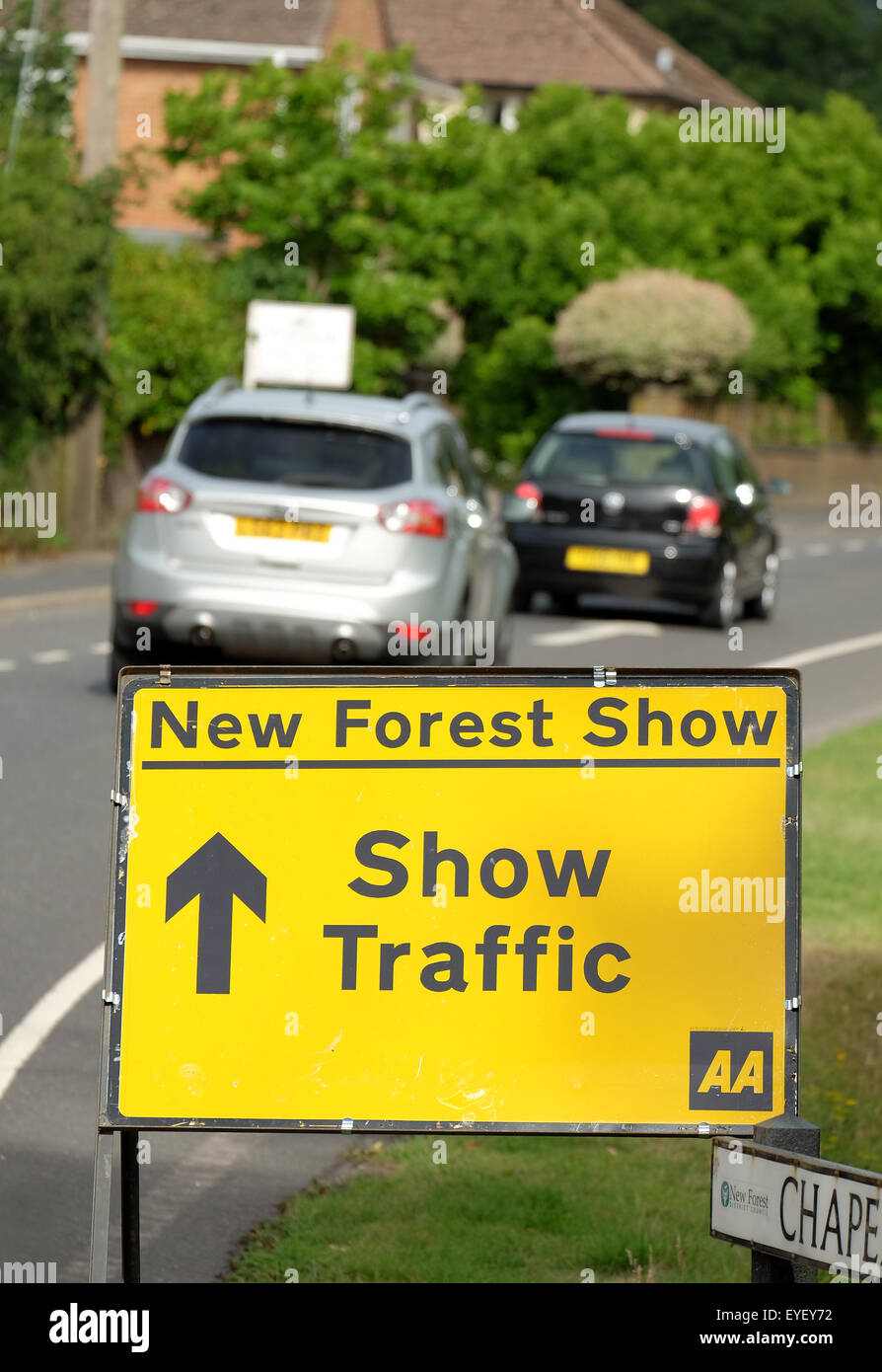 Cartello stradale per la Nuova Foresta mostrano con il traffico in background Foto Stock