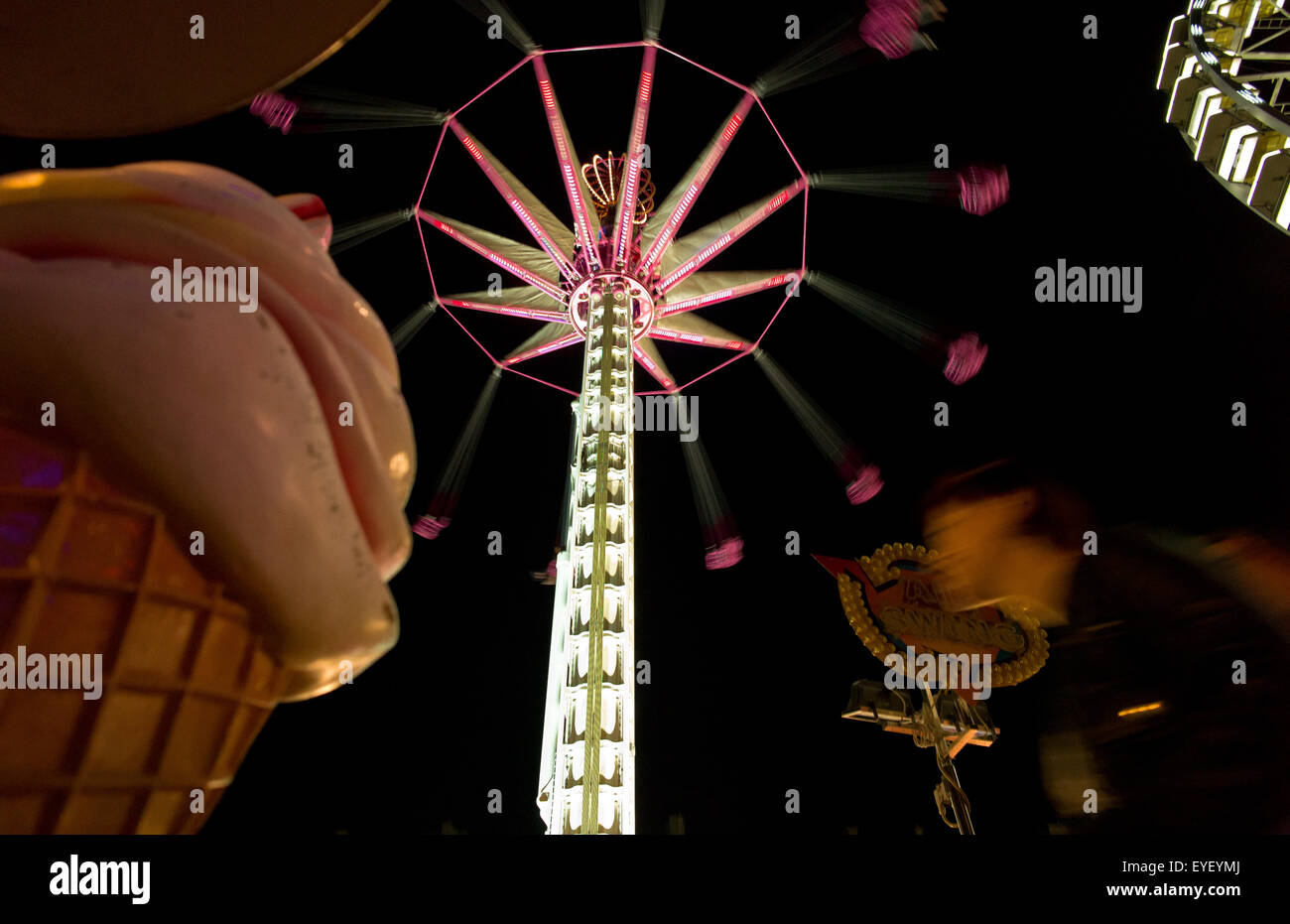 Merry-go-round in un luogo immerso nella storia della Francia, ogni estate il giardino delle Tuileries accoglie circa sessanta fiera attrazioni per il divertimento e il piacere dei bambini e dei genitori. Per diversi anni il Carnevale del giardino o Foto Stock