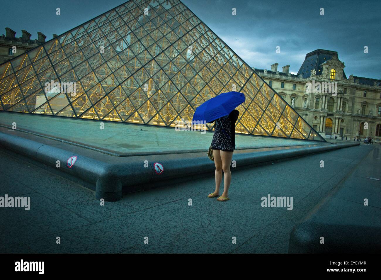Un ombrello indigo vicino la piramide; durante una giornata piovosa- estate 2012. 04/08/2012 - Sylvain Leser Foto Stock