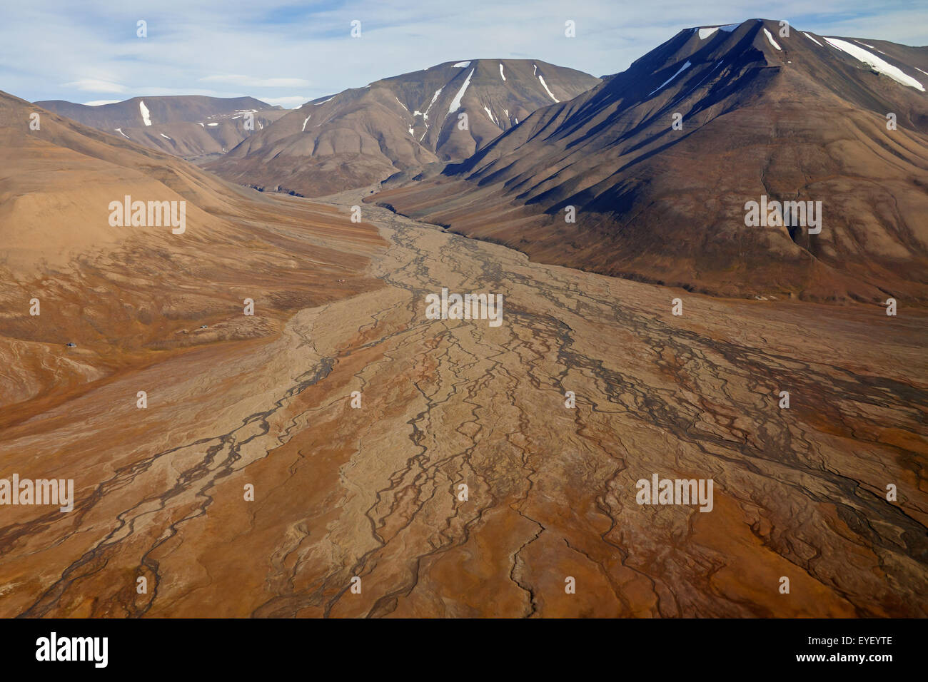 Vista aerea di sterile alveo piatto a U valle glaciale e il paesaggio montuoso di Spitsbergen / Svalbard, Norvegia Foto Stock