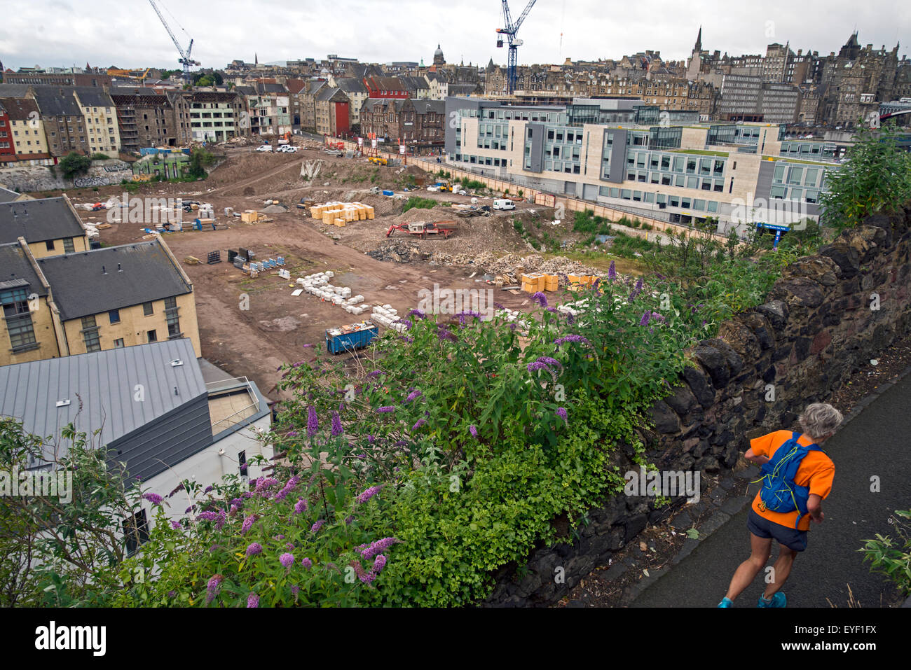 Il sito Caltongate nella Cittã Vecchia di Edimburgo, dove il lavoro è solo all'inizio su un controverso £150m progetto di riqualificazione. Foto Stock