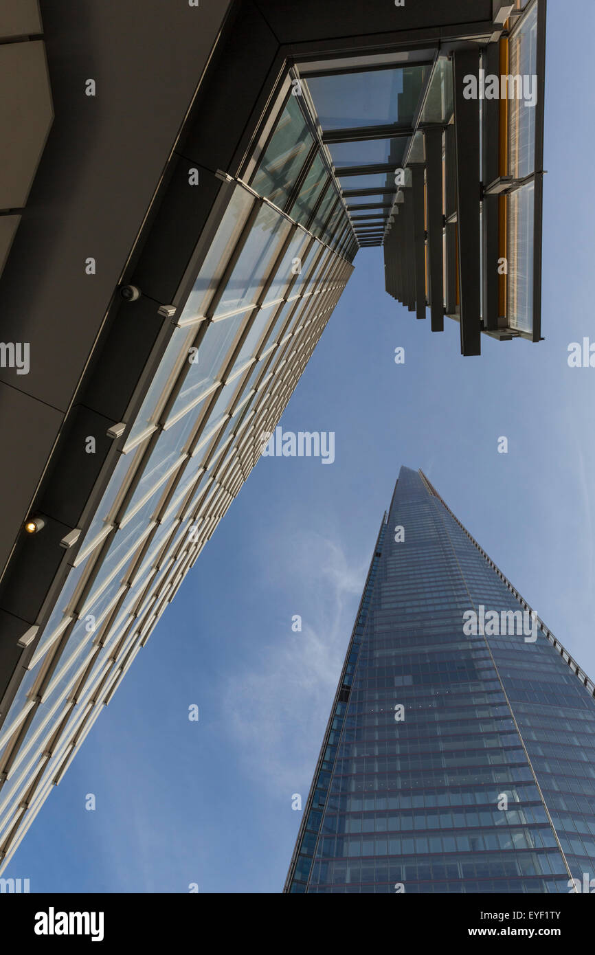 London Shard incorniciata da un grattacielo nelle vicinanze Foto Stock