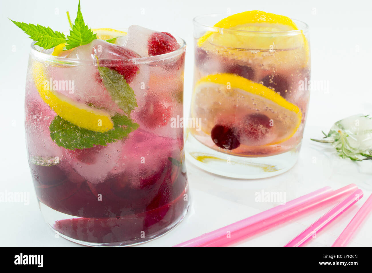 In casa naturale foresta rossa ghiacciata di frutta-T succo con ghiaccio, limone e frutta a fette Foto Stock