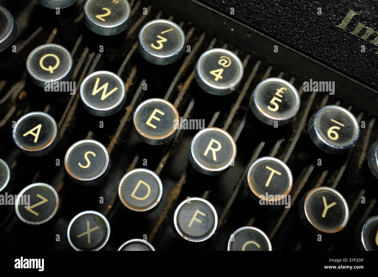 I tasti QWERTY su una vecchia macchina da scrivere meccanica. Foto Stock