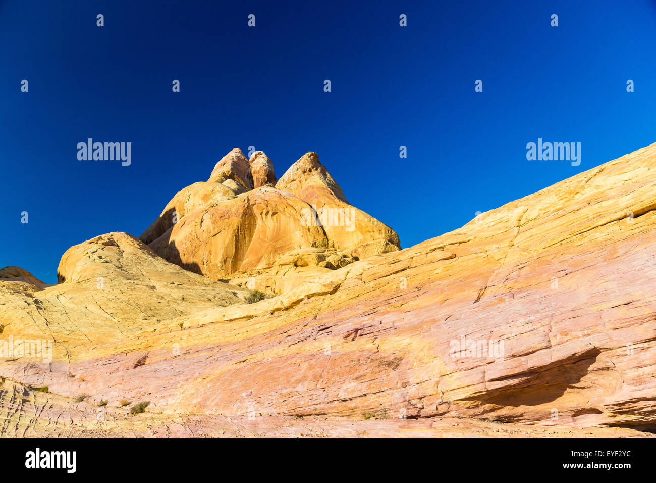 Cupole bianche contro il profondo blu del cielo della Valle di Fire State Park, Nevada Foto Stock