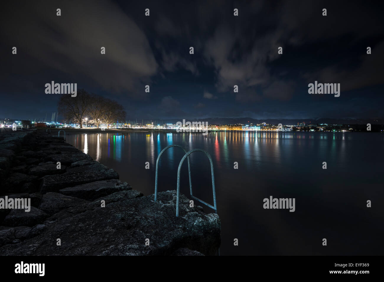 Ginevra, Svizzera, notte, nuvole, lago, acqua, scaletta, luci, illuminazione, riflessione, urban, alberi, bay, rosso, blu, città Foto Stock