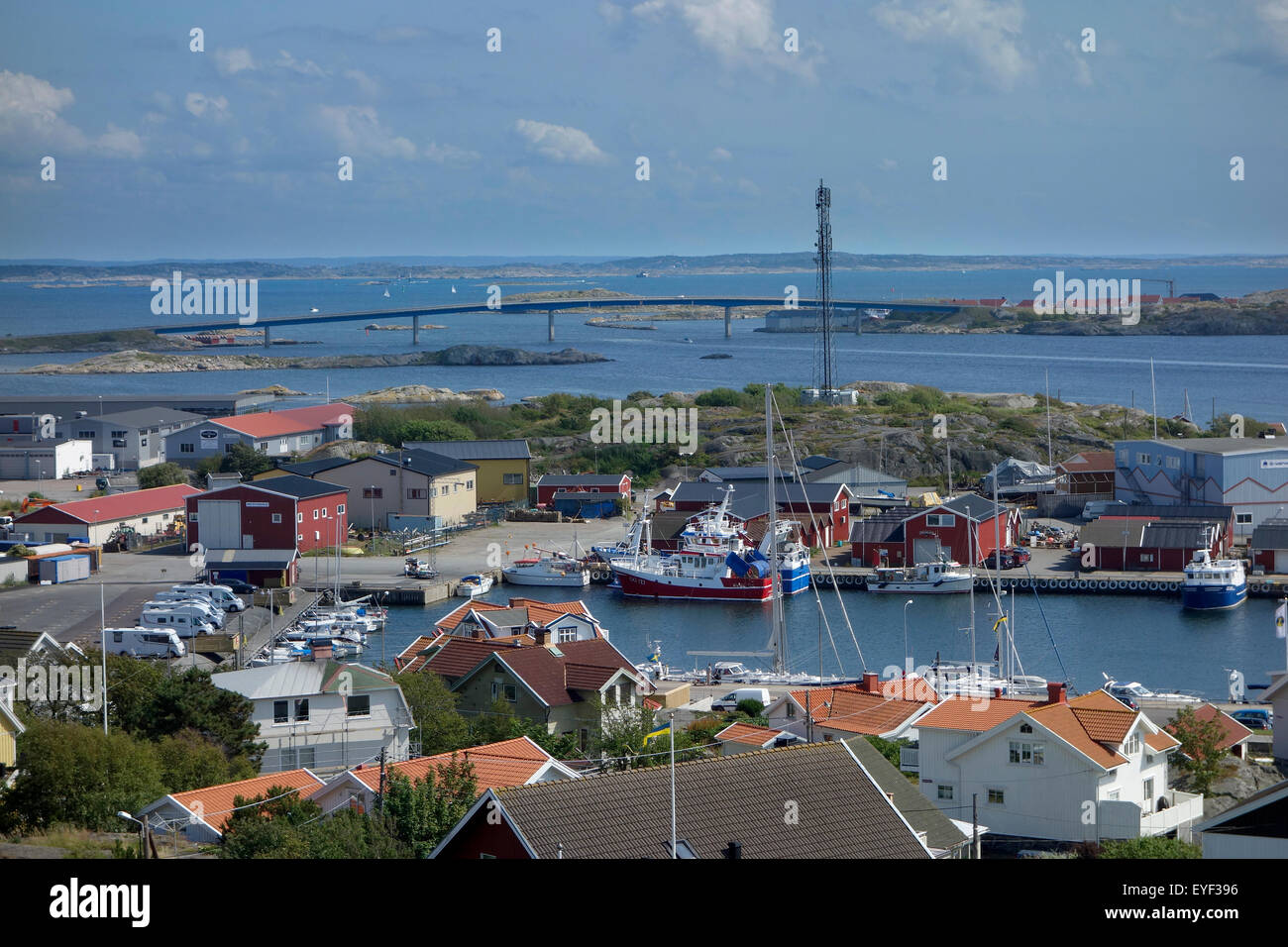 La Svezia, Bohuslan, residenziale cottage sui Hönö isola, Klåva porto di pesca e ponte Fotö in background Foto Stock