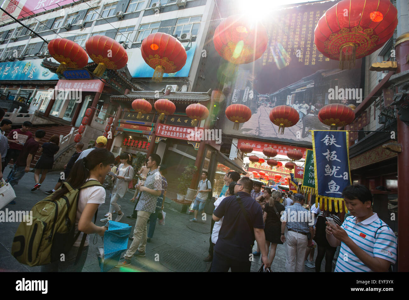Il mercato notturno e cibi esotici di Wangfujing Street, a Pechino, in Cina. Foto Stock