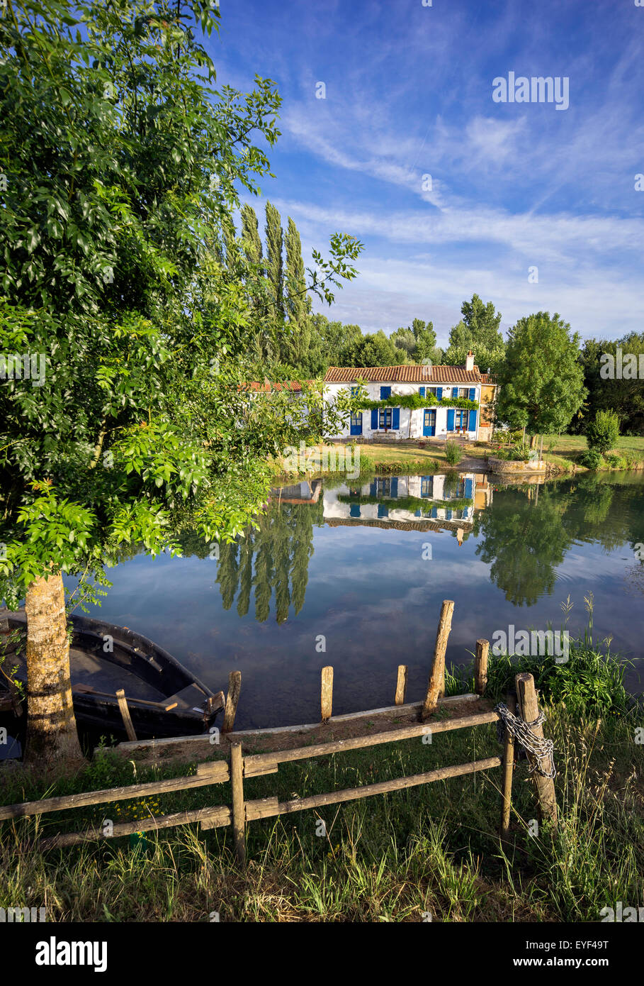 Cottage idilliaco o sito accanto a un canale nel Marais-Poitevin francese Foto Stock