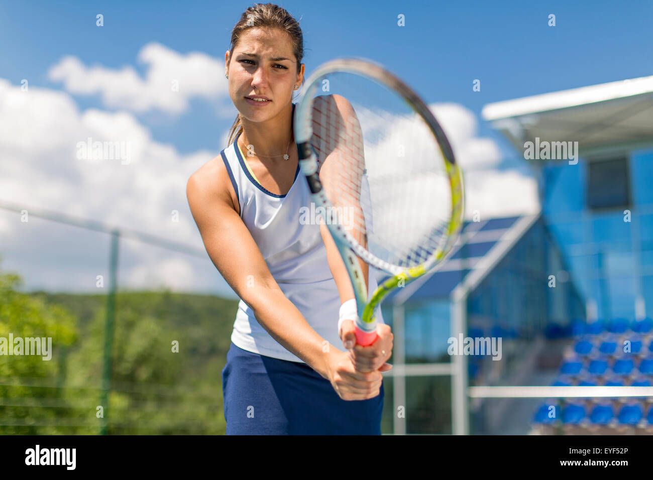 Giovane donna giocando a tennis Foto Stock