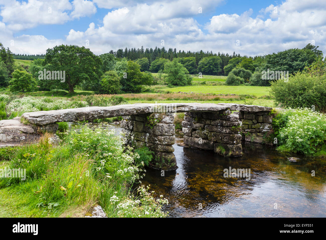 Il battaglio storico ponte sull'EST Dart River in Postbridge, Dartmoor Devon, Inghilterra, Regno Unito Foto Stock