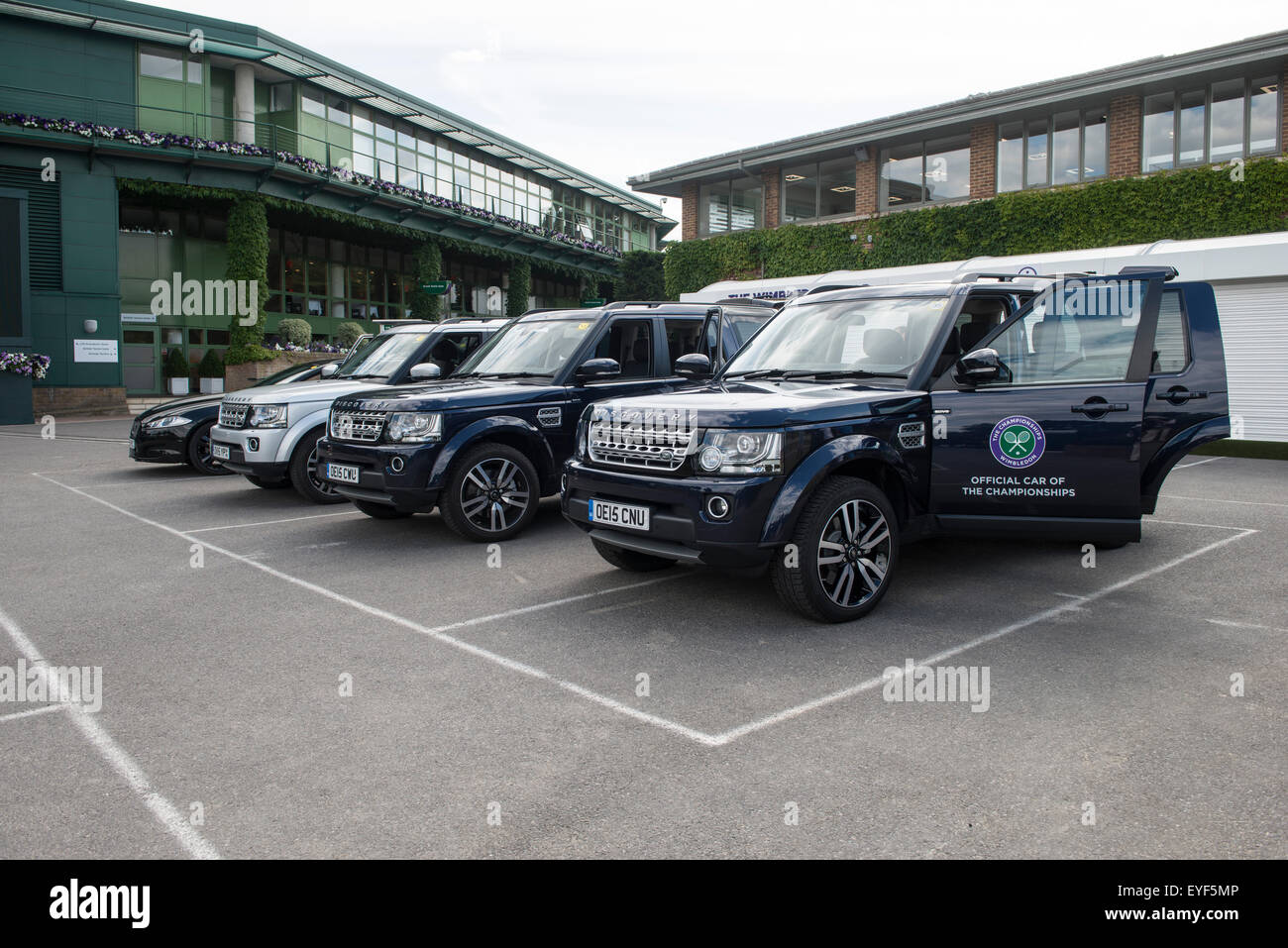 27.06.2015. Il torneo di Wimbledon Tennis Championships 2015 tenutosi presso il All England Lawn Tennis e Croquet Club di Londra, Inghilterra, Regno Unito. Questo anno Jaguar Landrover unire Hertz nella fornitura di autovetture per il trasporto di Wimbledon di servizio. Gestito da Corniche Events Ltd, thi Foto Stock