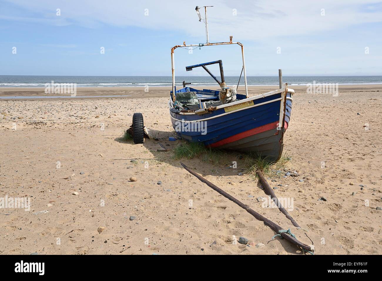 Marske,East Yorkshire un vecchio villaggio di pescatori con belle pittoreschi paesaggi marini,imbarcazioni,ciottoli e trattori. Foto Stock